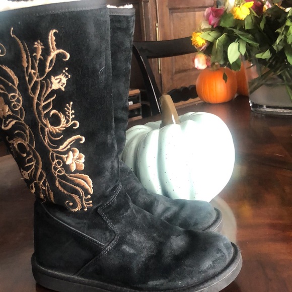 Great looking UGG black suede boots, just below the knee. Great condition! - Picture 3 of 6